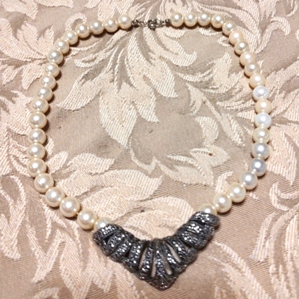 🐦⬛ Exquisite Art Deco Inspired Vivid White Pearl & Silver Statement Necklace - Picture 1 of 13